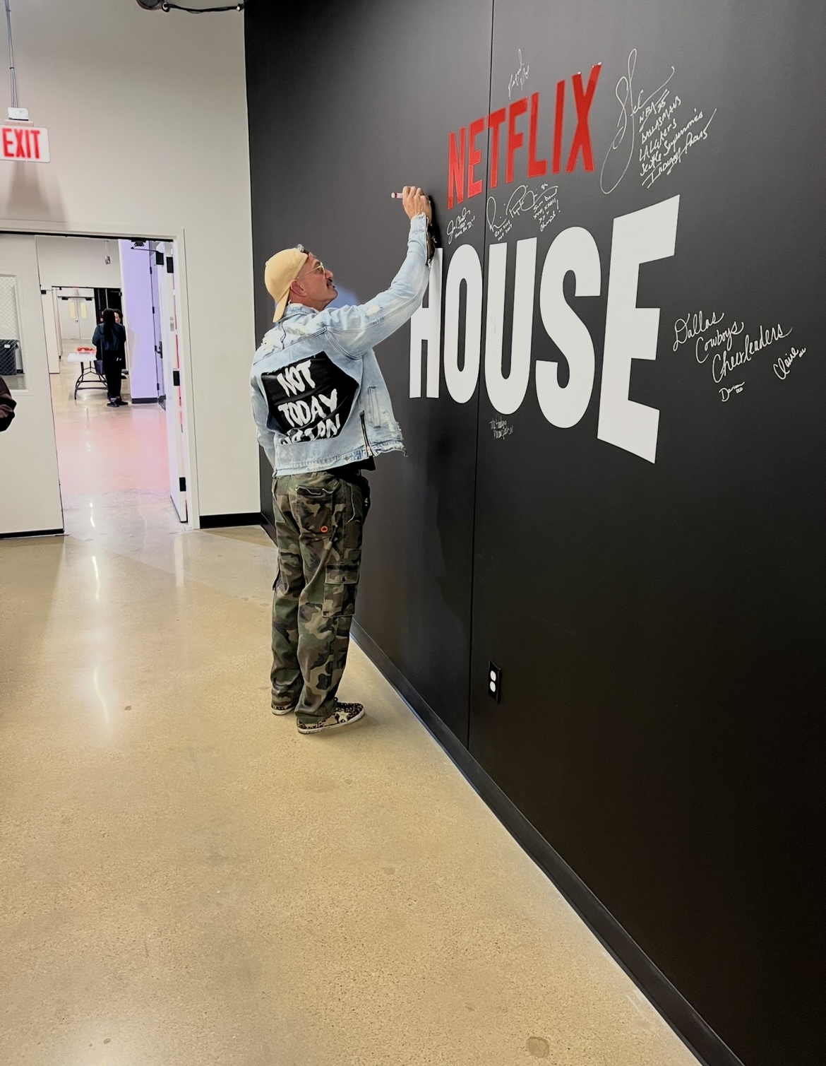 Steve Weatherford ex-NFL Player Signs Netflix Wall